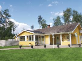 Cozy Home In Oskarstrm With Kitchen, allotjament vacacional a Karlstorp