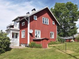 Nice Home In ml With House A Mountain View, cabaña o casa de campo en Åmål
