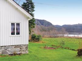 Awesome Home In Farsund With Lake View、Helleのコテージ