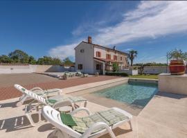 Stunning Home In Hrboki With 4 Bedrooms, Wifi And Outdoor Swimming Pool, hotel in Hrboki