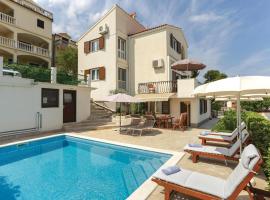 Beautiful Home In Okrug Donji With Wifi, viešbutis mieste Okrug Donjis