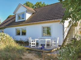 Stunning Apartment In Listerby With House Sea View, hotel met parkeren in Torkö