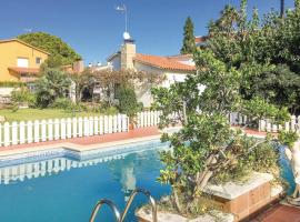 Nice Home In Francs With Outdoor Swimming Pool, cabaña o casa de campo en Comarruga