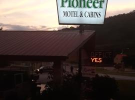 Pioneer Motel and Cabins, хотел в Чероки