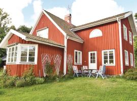 4 Bedroom Stunning Home In Frgelanda, počitniška hiška v mestu Färgelanda