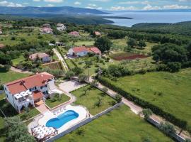 Stunning Home In Krnica With 4 Bedrooms, Wifi And Outdoor Swimming Pool, hôtel à Peruški