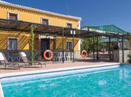 Stunning Home In Archidona With 5 Bedrooms And Outdoor Swimming Pool, hotel en Archidona