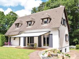 4 Bedroom Awesome Home In Bagnoles De Lorne, hotel barato en Bagnoles de l'Orne