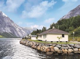 3 Bedroom Cozy Home In Eidfjord, rumah kotej di Eidfjord