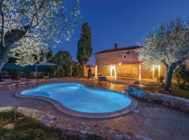 Stunning Home In Galizana With 5 Bedrooms, Wifi And Outdoor Swimming Pool, hotel in Galižana