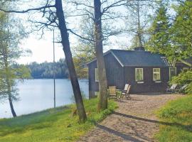 Beautiful home in Frgelanda with 4 Bedrooms and WiFi, hotelli kohteessa Färgelanda