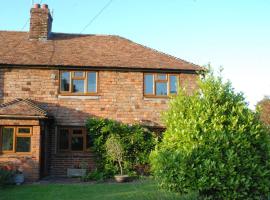 Hollyhock Cottage, stuga i Ashford