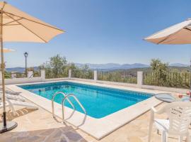 Awesome Home In Iznjar With 5 Bedrooms, Wifi And Outdoor Swimming Pool, vacation home in Villanueva de Tapia