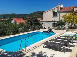 Lovely Home In Vinisce With Kitchen