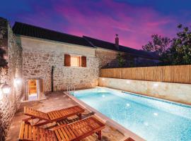 Nice Home In Nadin With Wifi, 5 Bedrooms And Outdoor Swimming Pool, hotel din Nadin