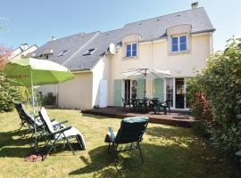 Awesome Home In Port-en-bessin-huppain With 4 Bedrooms And Wifi, maison de vacances à Huppain