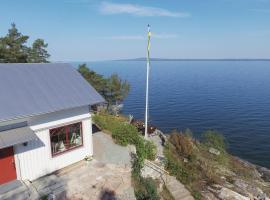 Nice Home In Lidkping With Kitchen, cabana o cottage a Lidköping