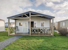 Nice Home In Grandcamp Maisy With Wifi, hotel v destinaci Grandcamp-Maisy