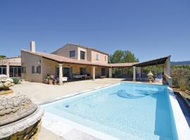 Awesome Home In Joucas With Kitchen, hotel di Joucas