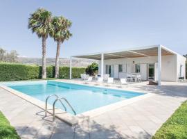 Stunning Home In Comiso rg With 7 Bedrooms, Wifi And Outdoor Swimming Pool, vacation home in Comiso