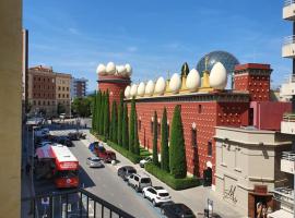 Apartamentos enfrente del Museo Dalí: Figueres'te bir otel