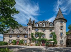 Chateau De Courbelimagne, Raulhac، فندق مع موقف سيارات في Raulhac