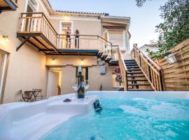 Levkosh Apartments at Lefkada's Heart, khách sạn có bồn jacuzzi ở Lefkada Town