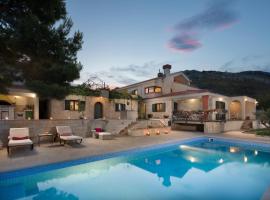 ISOLATED Five Star Luxury Villa With Private Pool, hotel with parking in Prgomet