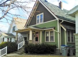 Comfortable 3 BR Craftsman Bungalow in Milwaukee's Bay View Neighborhood, bungalow a Milwaukee