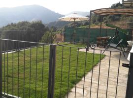 La Peonia casa vacanze in montagna prato verde panorama stupendo Sardegna、Seùloの駐車場付きホテル