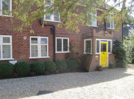 Hatsue Guest House, hotel near Frimley Train Station, Camberley