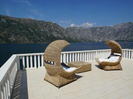 PENTHOUSE STOLIV New SPA-POOL Villa is located 5m from the sea, Exclusive Terrace,Private Jetty wih Sunbeds, Pebble Beach, Secluded location Total area 375m2 at your disposal, vakantiewoning in Kotor