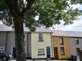 EX-MINERS COTTAGE, BLAENAVON, NEAR ABERGAVENNY, hotel near Big Pit National Coal Museum, Blaenavon