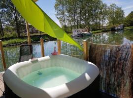 Cottage flottant Saint Jean de Losne option jacuzzi, vacation rental in Saint-Jean-de-Losne