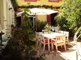 Les Chambres des Dames, hotel with parking in Rieux-Minervois