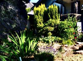 Compact private room, private bathroom, laundry & free parking in a lovely Vancouver neighborhood, hotel en Vancouver