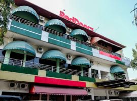 RedDoorz near Juanda International Airport: Surabaya şehrinde bir otel