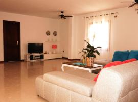 Large apartment on golf course, golfhotell i San Miguel de Abona