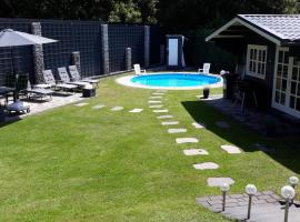 FeWo Meyer mit privatem Pool & Gartensauna、Mährenのプール付きホテル