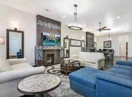 Modern 4BR Penthouse in Downtown by Hosteeva