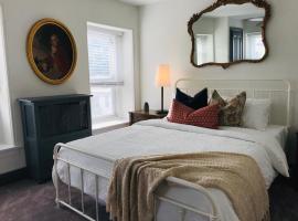 Modern Parisian Apartment in the Heart of Manayunk, hotell i nærheten av Cliveden i Philadelphia