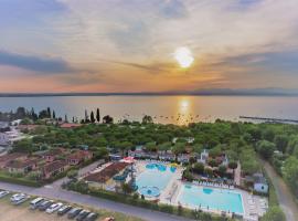 Le Palme Camping & Village, hotel em Lazise