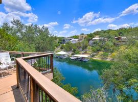 The Treehouse On Lake Travis, holiday home in Lakeway
