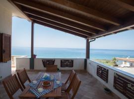 BLUE HOUSE by PerryHolidays-Reservations – dom przy plaży w mieście Gioiosa Marea