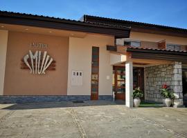 HOTEL SMUK, ξενοδοχείο με πάρκινγκ σε Semič