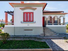 Beach House with Swimming Pool, B&B in Vila do Conde