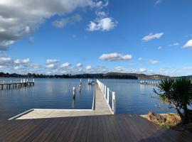 Karoola, hotel com banheiras de hidromassagem em Point Clare