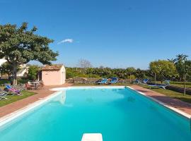 Villa Praiola - Exclusive seafacing mansion with pool and Jacuzzi, hotel med parkering i San Leonardello
