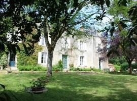 DOMAINE de la BORLIERE, hotel with parking in Fenioux