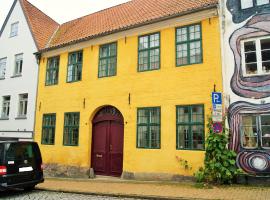 Das Gelbe Haus - Drei besondere Ferienwohnungen, hotel blizu znamenitosti Luka Flensburg, Flenzburg